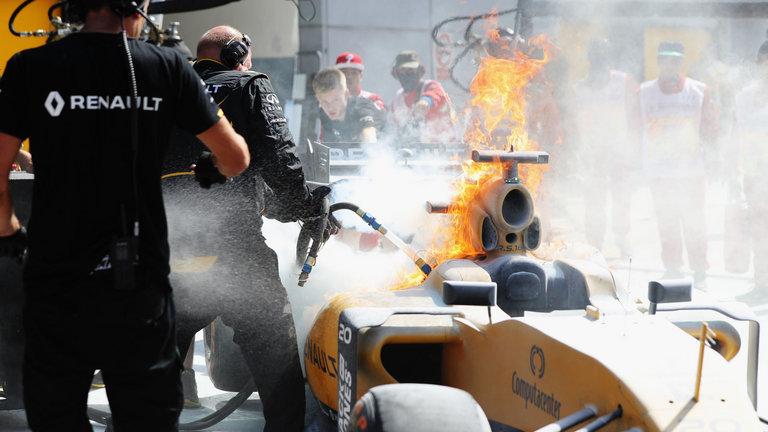 formula-1-kevin-magnussen-renault-fire-malaysia_3797010