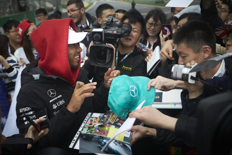 lewis-hamilton-and-fans