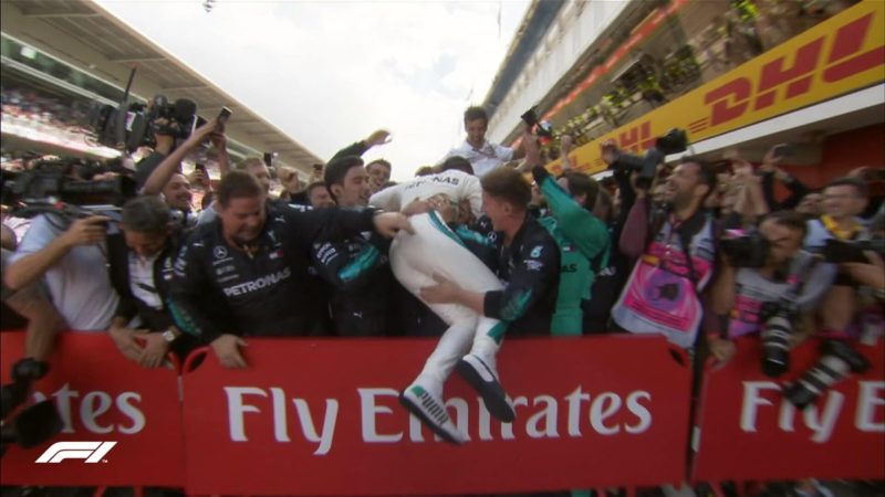 lewis-hamilton-and-team