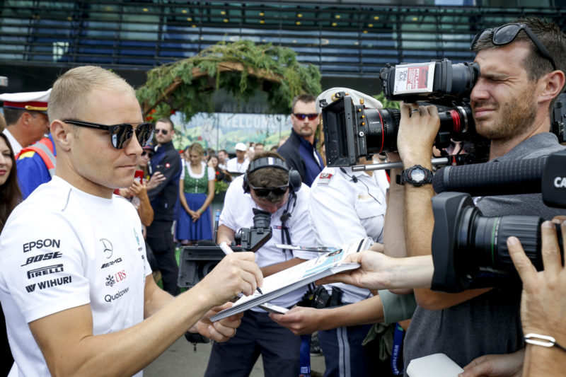 valtteri-bottas-with-fans