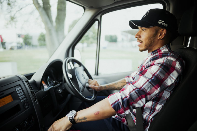 lewis-hamilton-fans-silverstone