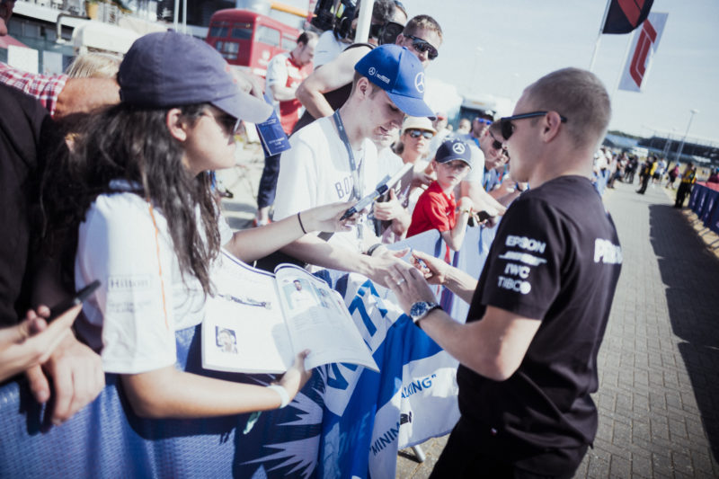 valtteri-bottas-with-fans