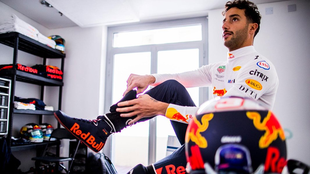 daniel-ricciardo-abu-dhabi-red-bull-racing-photos
