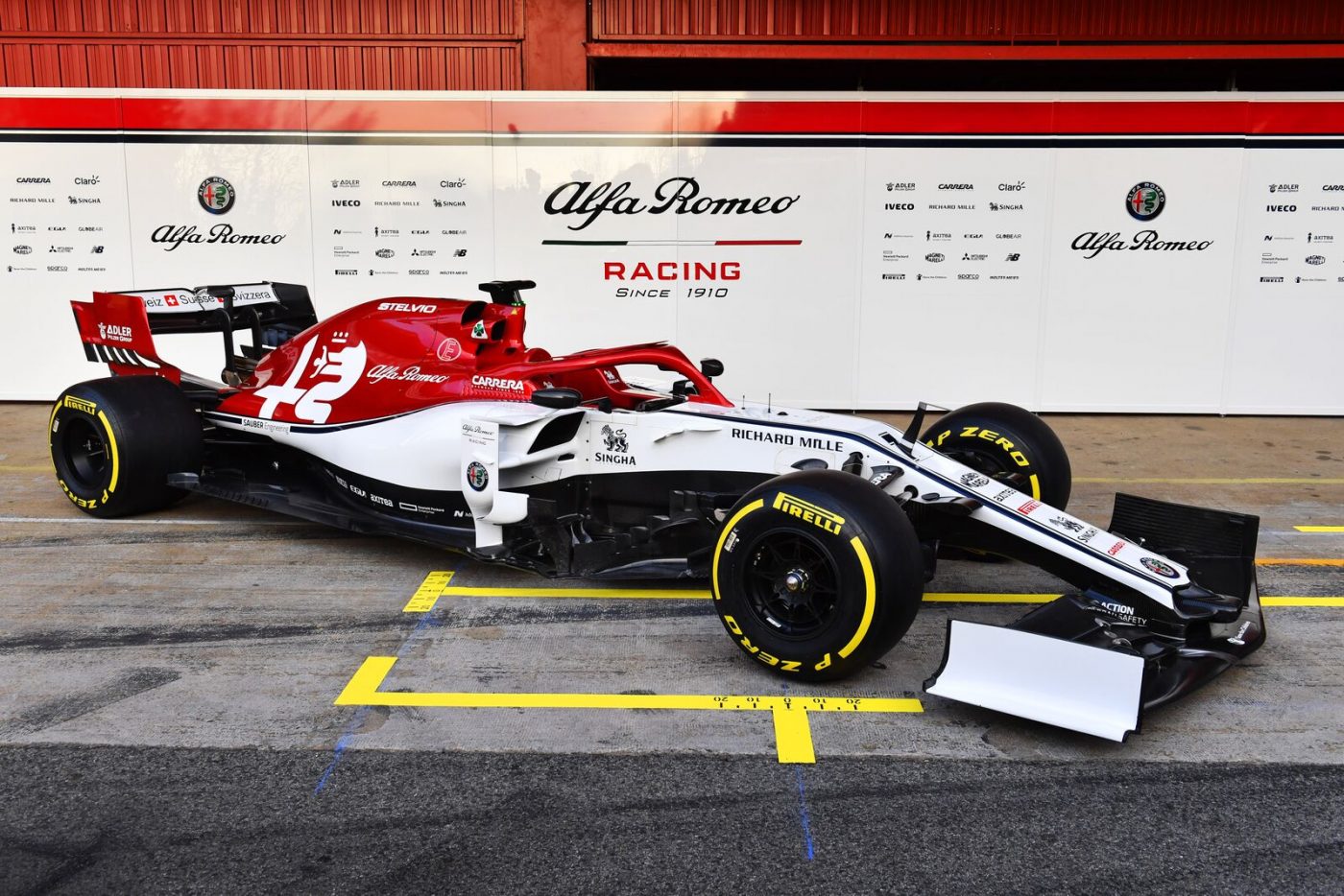alfa-romeo-racing-2019-f1-car