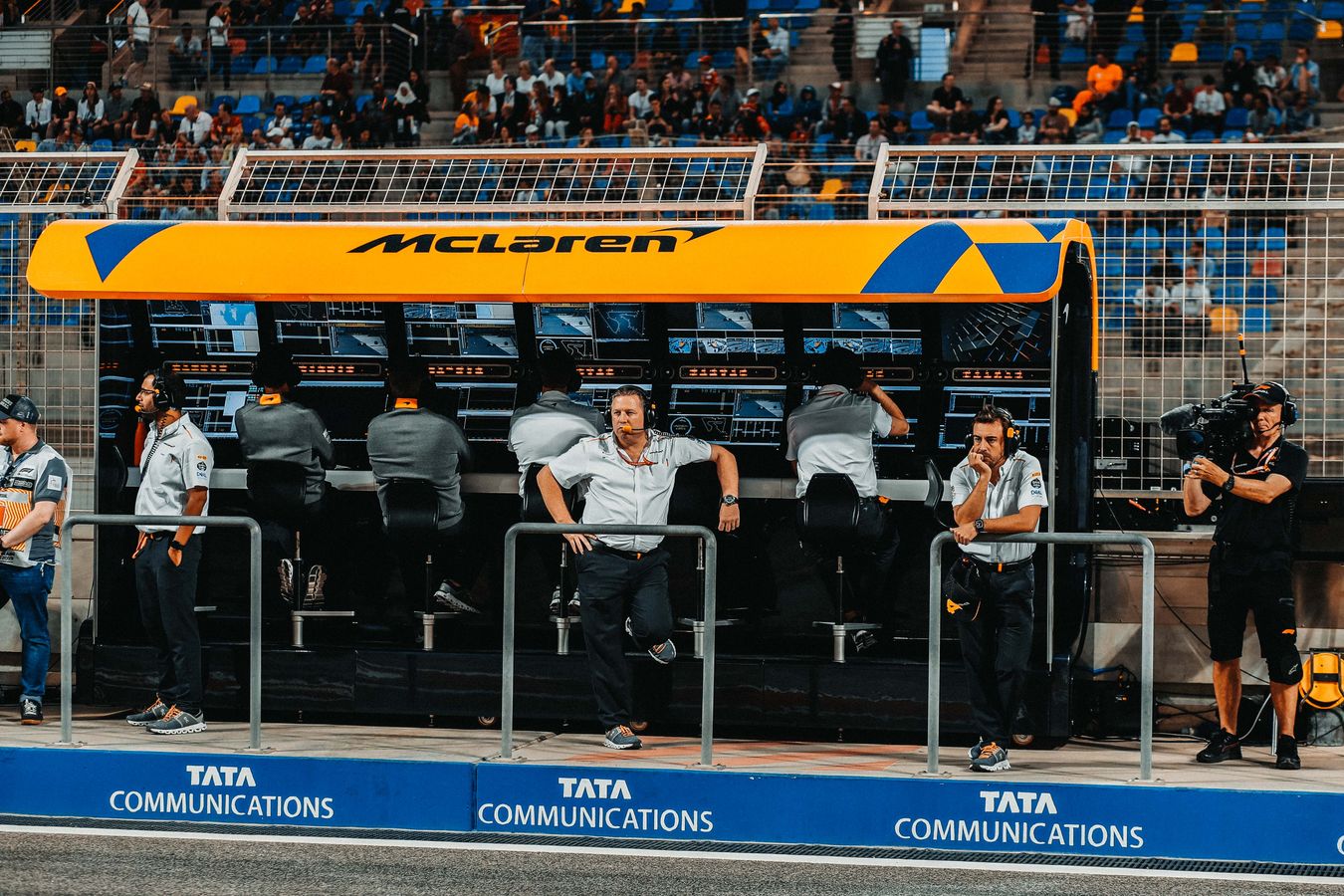 bahrain-grand-prix-formula-1-pit-wall